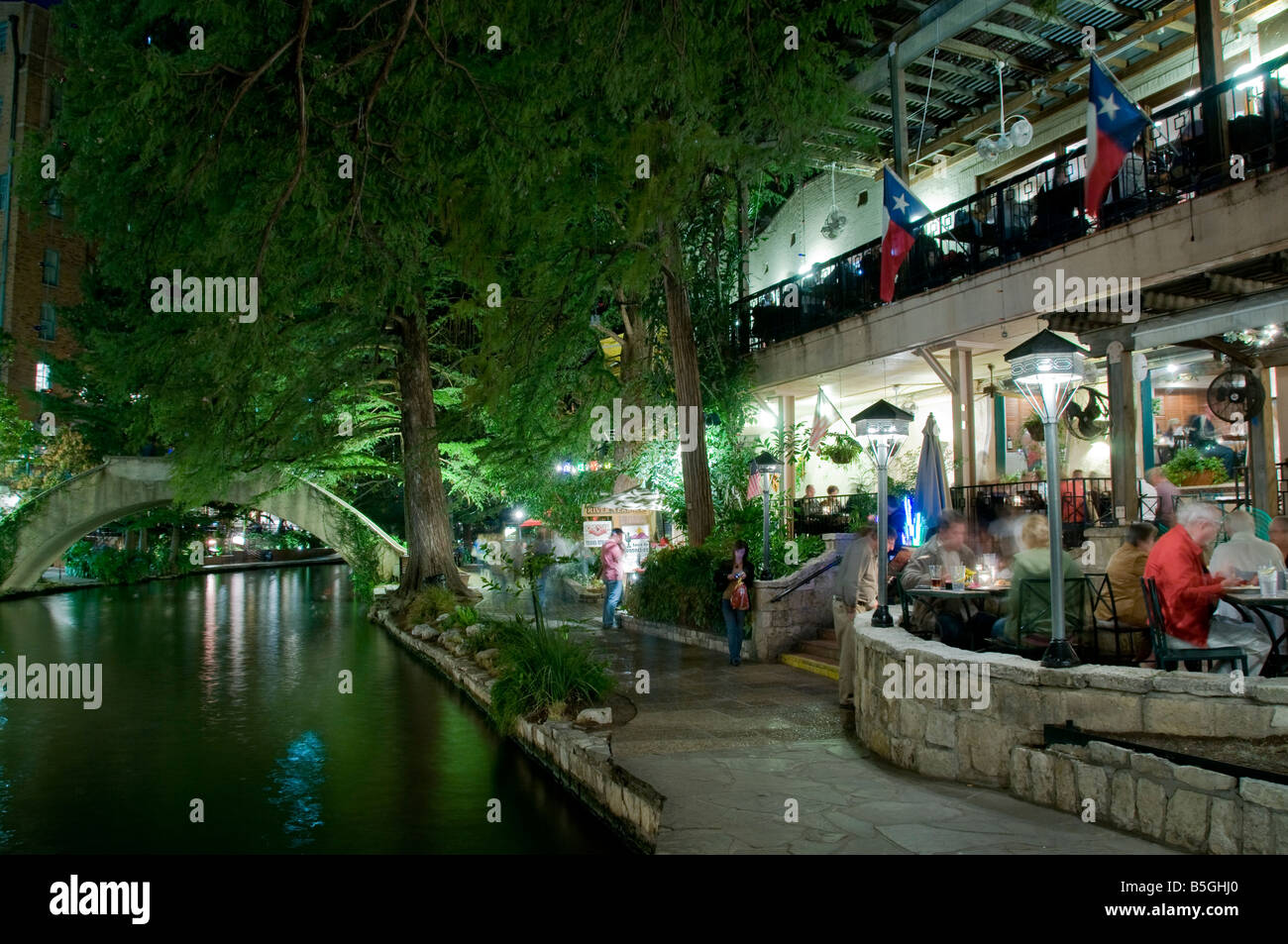 River Walk in der Abenddämmerung, San Antonio River, San Antonio, Texas. Stockfoto