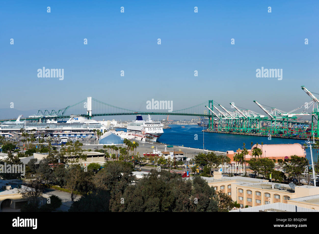 Blick über den Hafen von Los Angeles mit zwei Kreuzfahrtschiffe am Terminal, San Pedro, Los Angeles, Kalifornien, USA Stockfoto