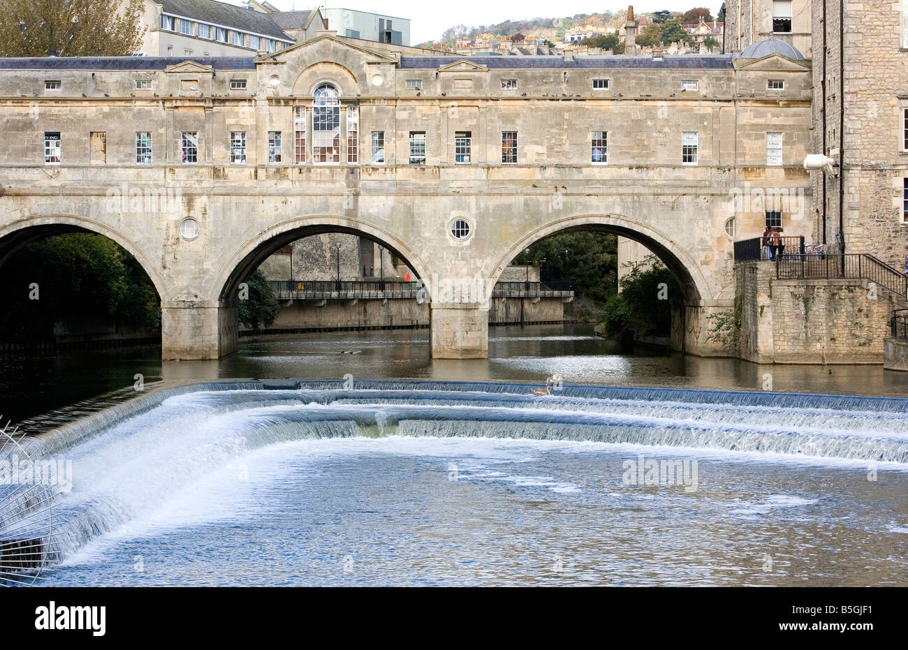 Die historische Pulteney Bridge in Bath, Großbritannien, überspannt den Fluss Avon mit seiner berühmten georgianischen Architektur und malerischen Bögen, ein berühmtes Wahrzeichen großbritanniens Stockfoto