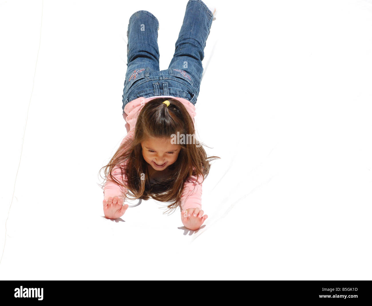 Kleines Mädchen Abrutschen einer Folie Stockfoto