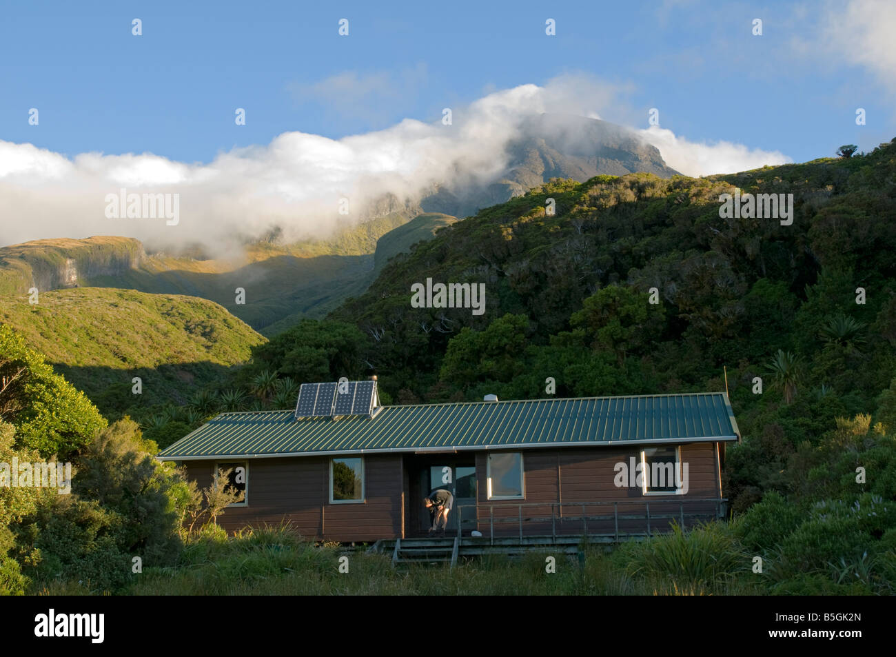 Die Holly Hütte und Mount Taranaki, Egmont National Park, North Island, Neuseeland Stockfoto