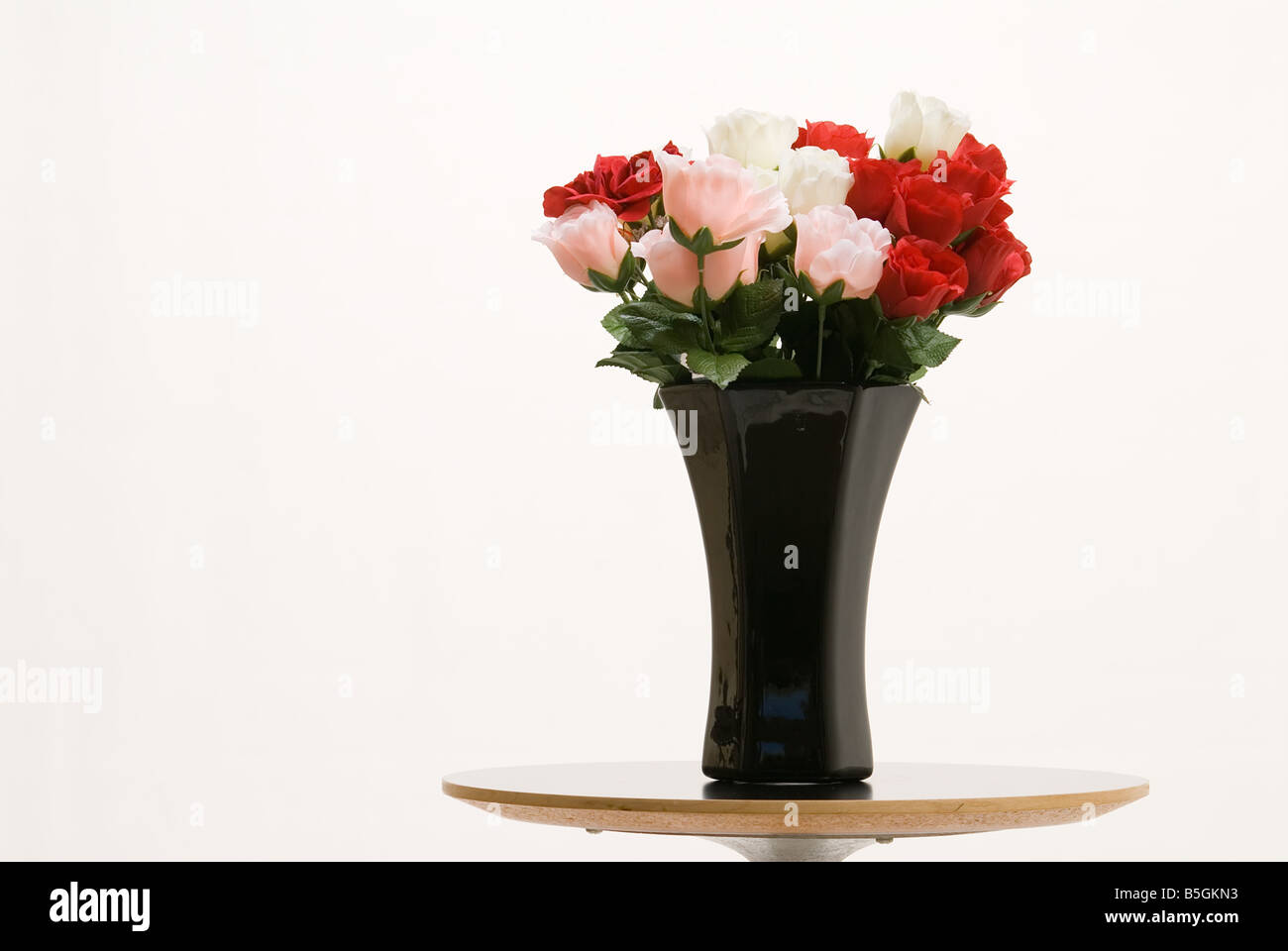 Rosen in schwarzer vase Stockfoto