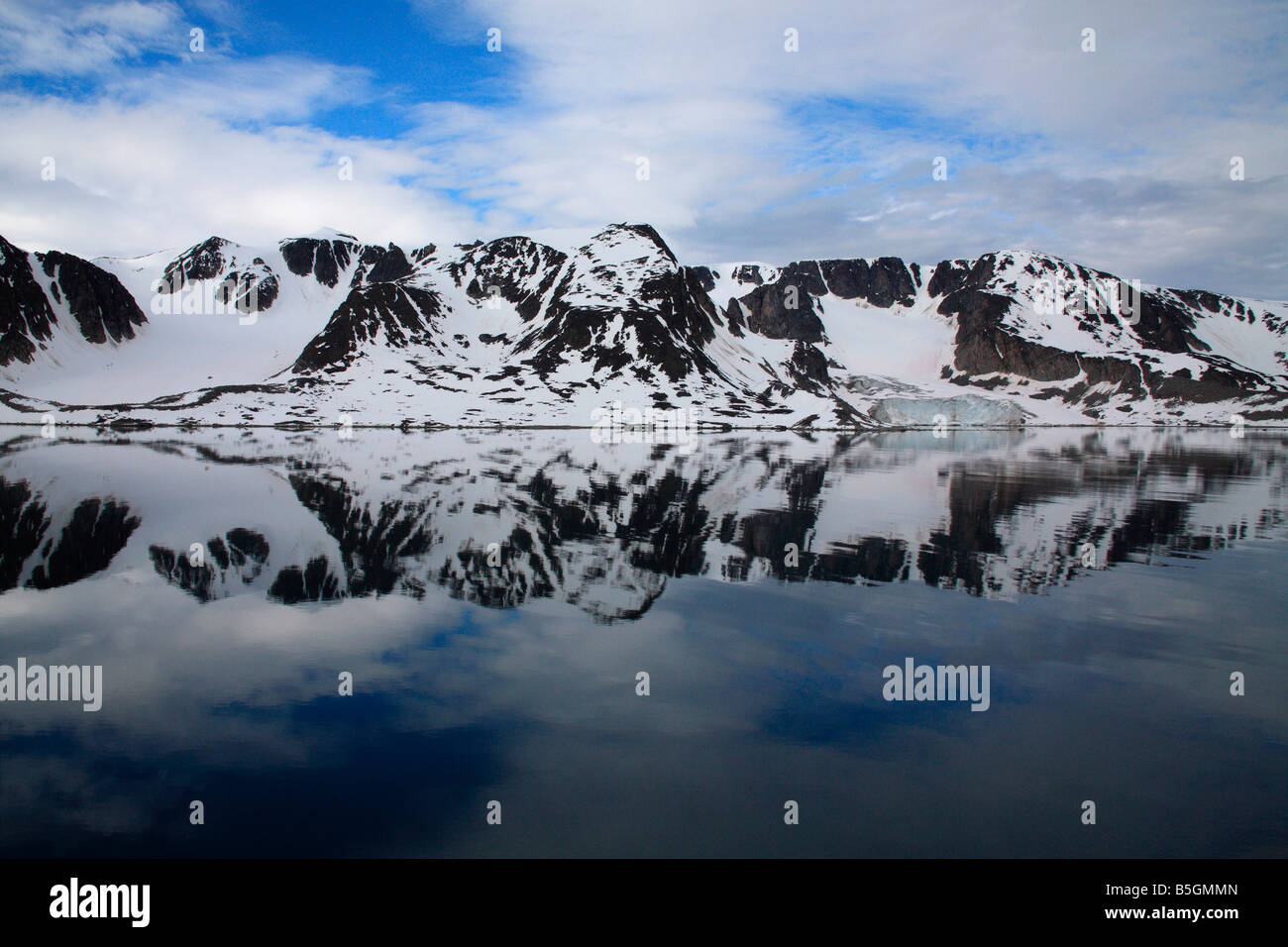 Spitzbergen Snowy Mountains Gletscher Reflexionen Stockfoto