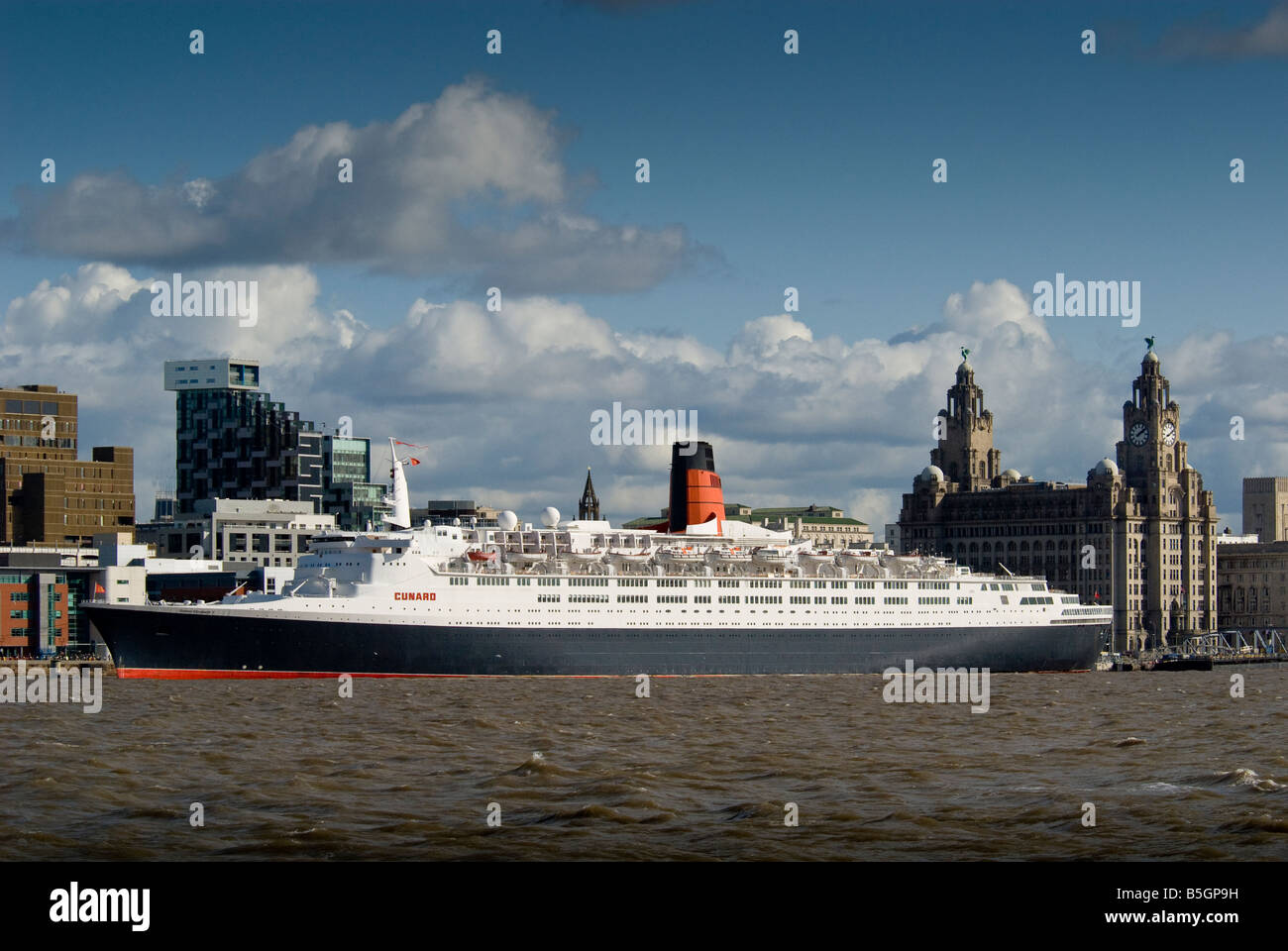 Cunarder der Queen Elizabeth 2 an Liverpool Anlegestelle auf ihrem letzten Besuch Stockfoto