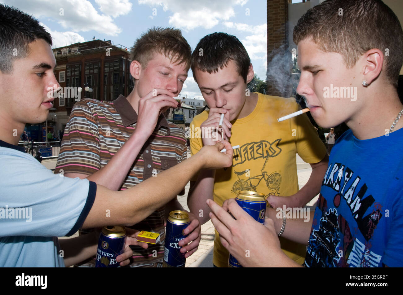Gruppe von Jungs im Teenageralter Rauchen Stockfoto