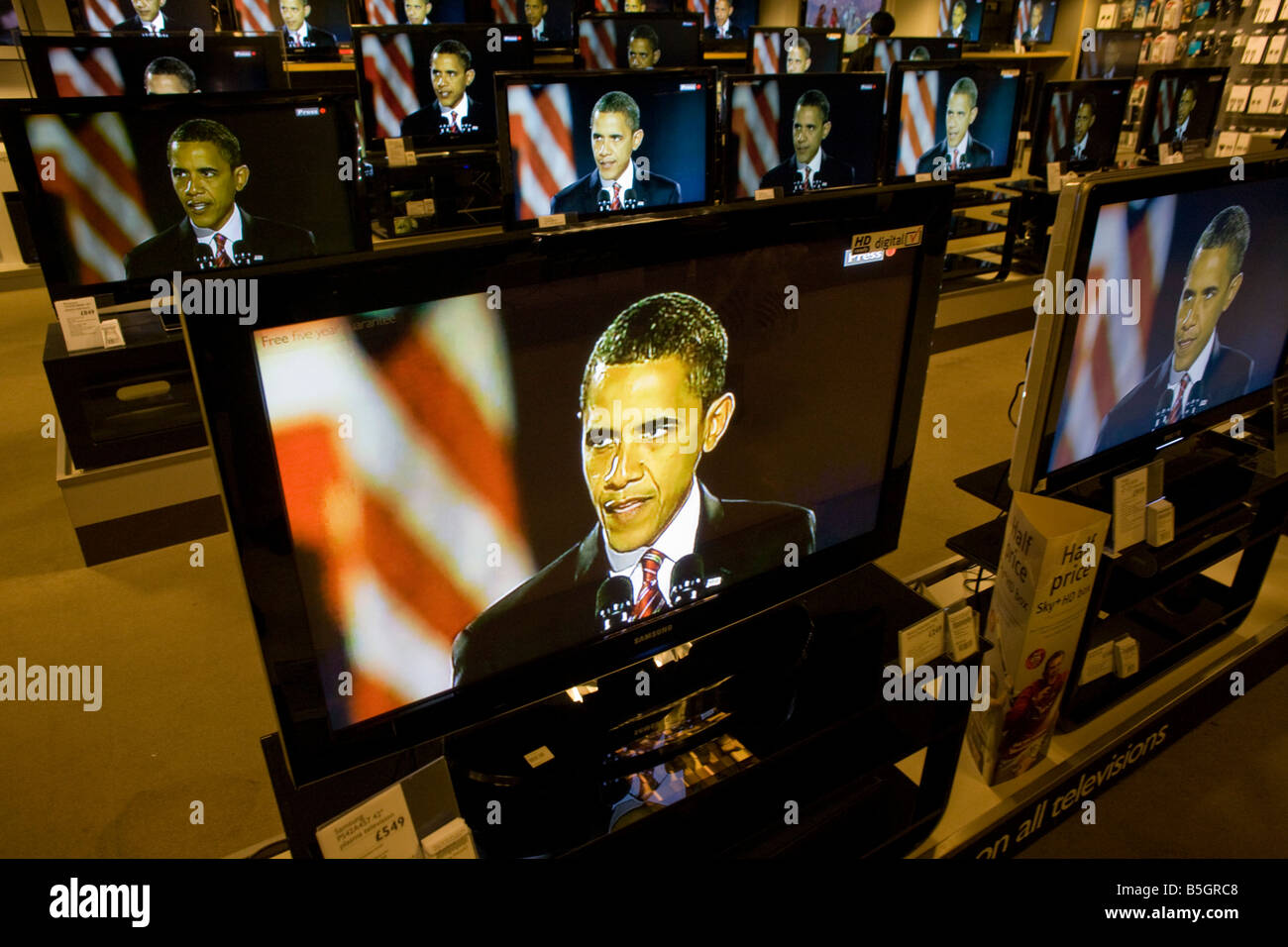 Barack Obama gibt Wahl Siegesrede auf BBC News TV-Bildschirme audio Erdgeschoss John Lewis Department Store Stockfoto