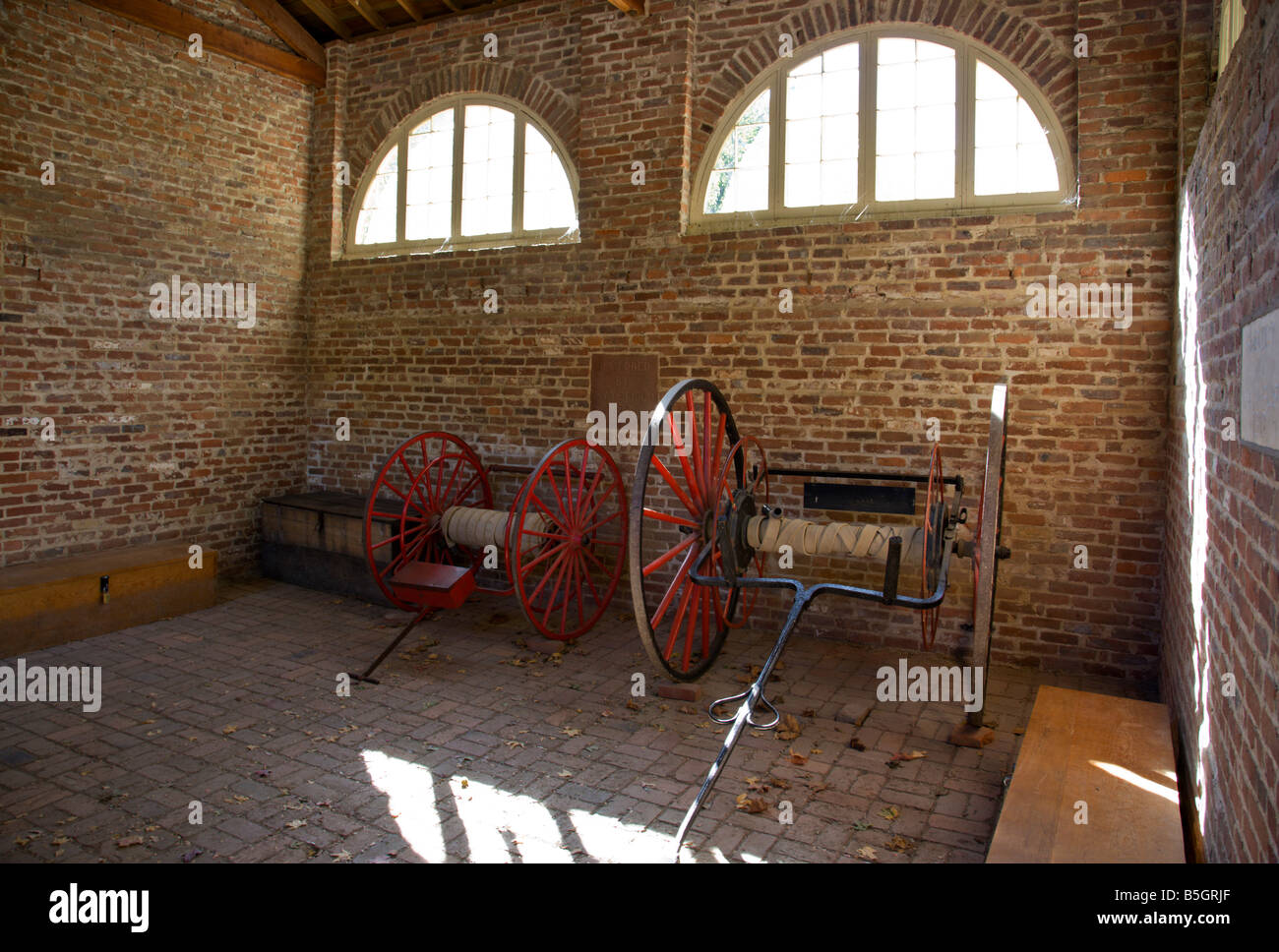 Das Innere des John Brown 'Fort' bei Harpers Ferry, West Virginia, mit 19. Jahrhundert "Feuerwehrfahrzeuge". Stockfoto