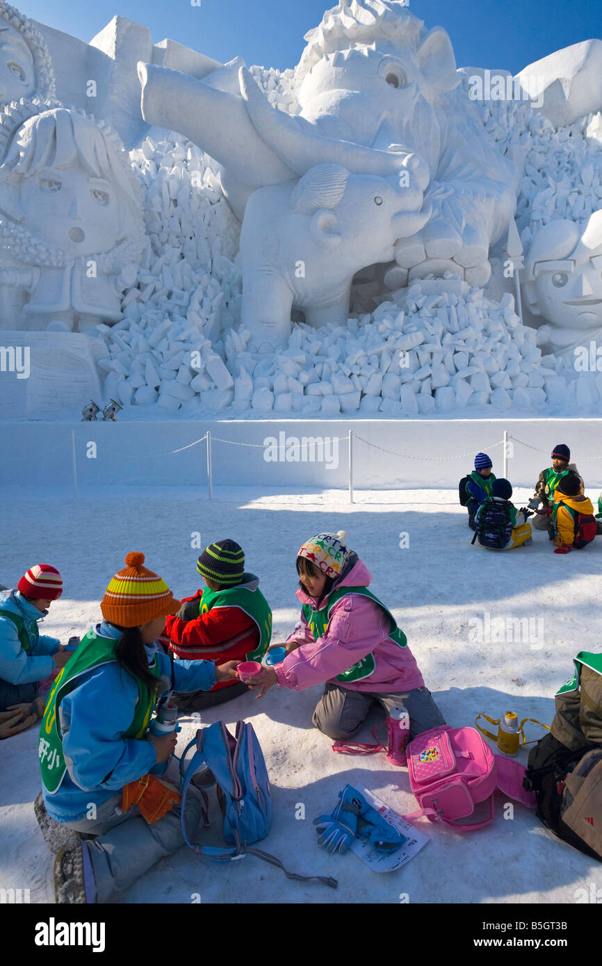 Kinder freuen sich über Mittag auf dem Schnee-Festival im Odori Park in Sapporo Japan Stockfoto