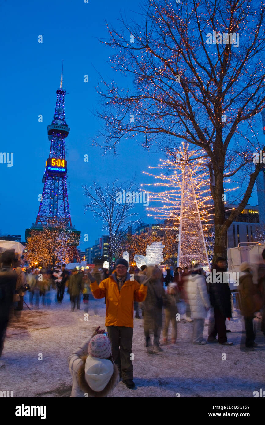 Sapporo Japan Sapporo Fernsehturm steht über das jährliche Schneefest im Odori Park Nachtszene mit Schnee-Skulpturen und Lichter Stockfoto