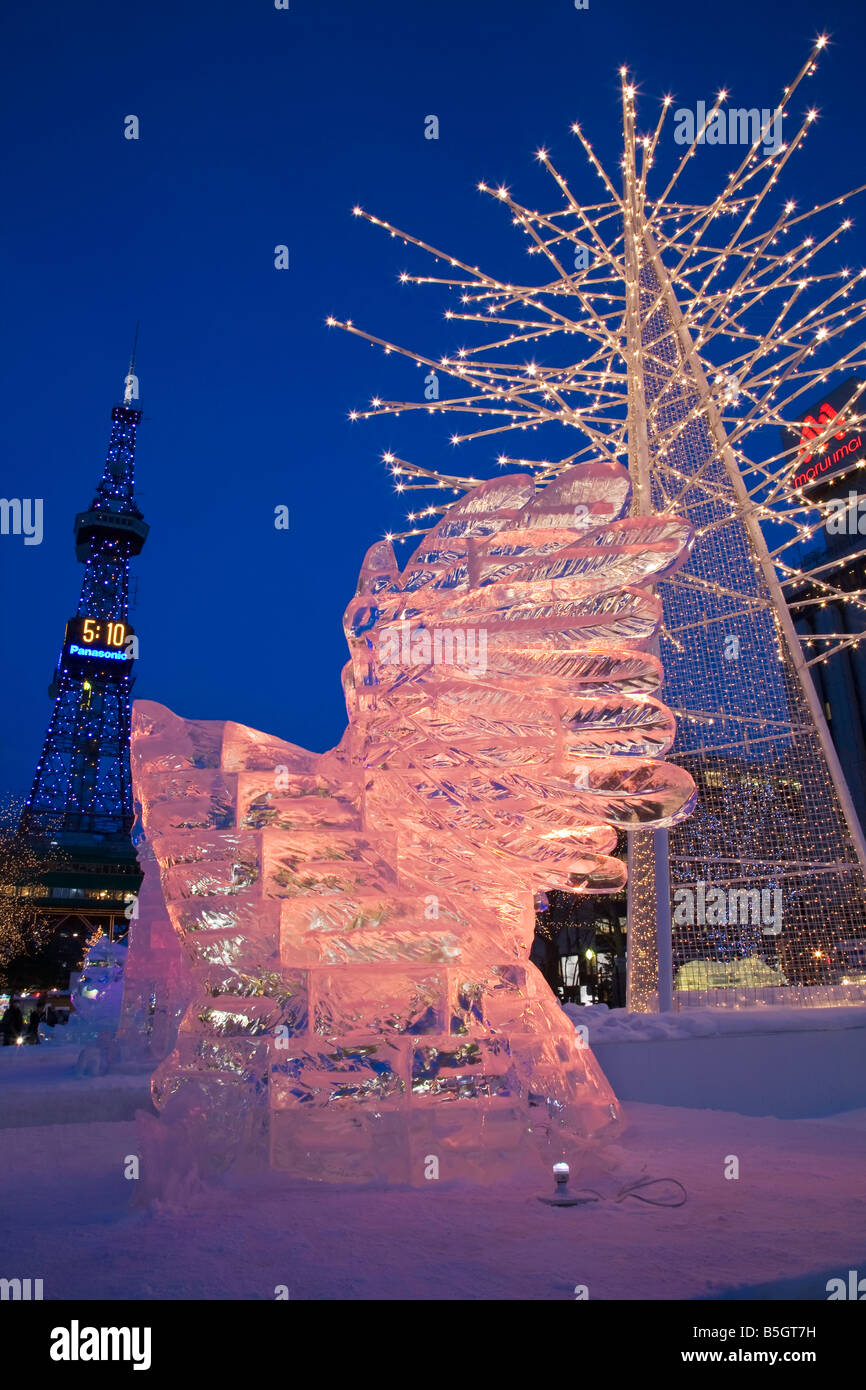 Sapporo Japan Sapporo Fernsehturm steht über das jährliche Schneefest im Odori Park Nachtszene mit Eis-Skulpturen und Lichter Stockfoto