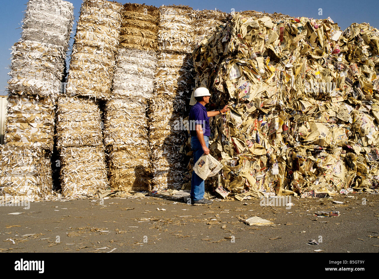 Arbeiter tragen Schutzhelm, Recyclingcenter. Stockfoto