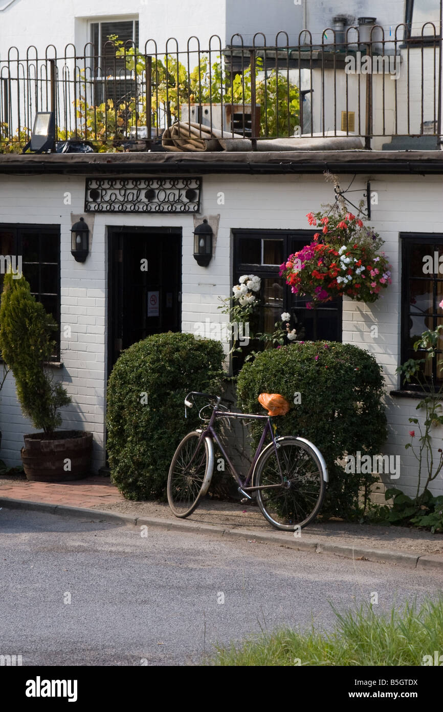 Fahrrad sitzt außen pub Stockfoto