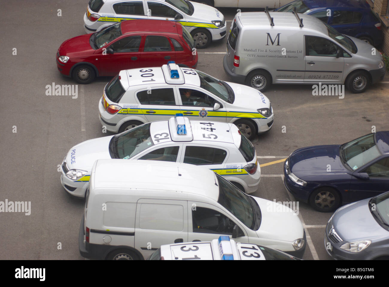 Autos auf dem Parkplatz West Yorkshire police Stockfoto