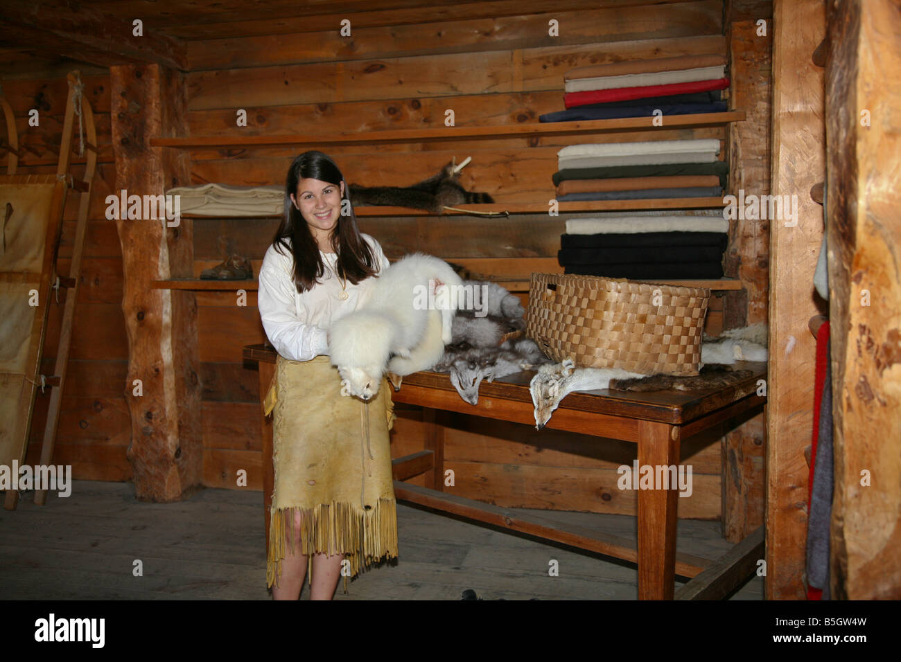 Junge Frau mit Pelzjäger Götter zum Verkauf an alten Huron-Jesuit Aboriginal Indian Village in der Nähe von Midland, Ontario, Kanada Stockfoto