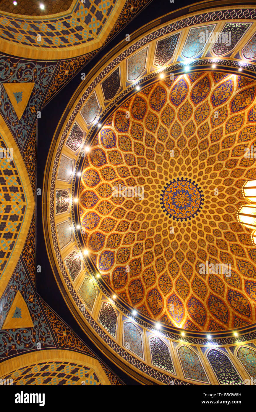 DESIGNS AUF DER DECKE DER IBN BATTUTA MALL IN DUBAI Stockfoto