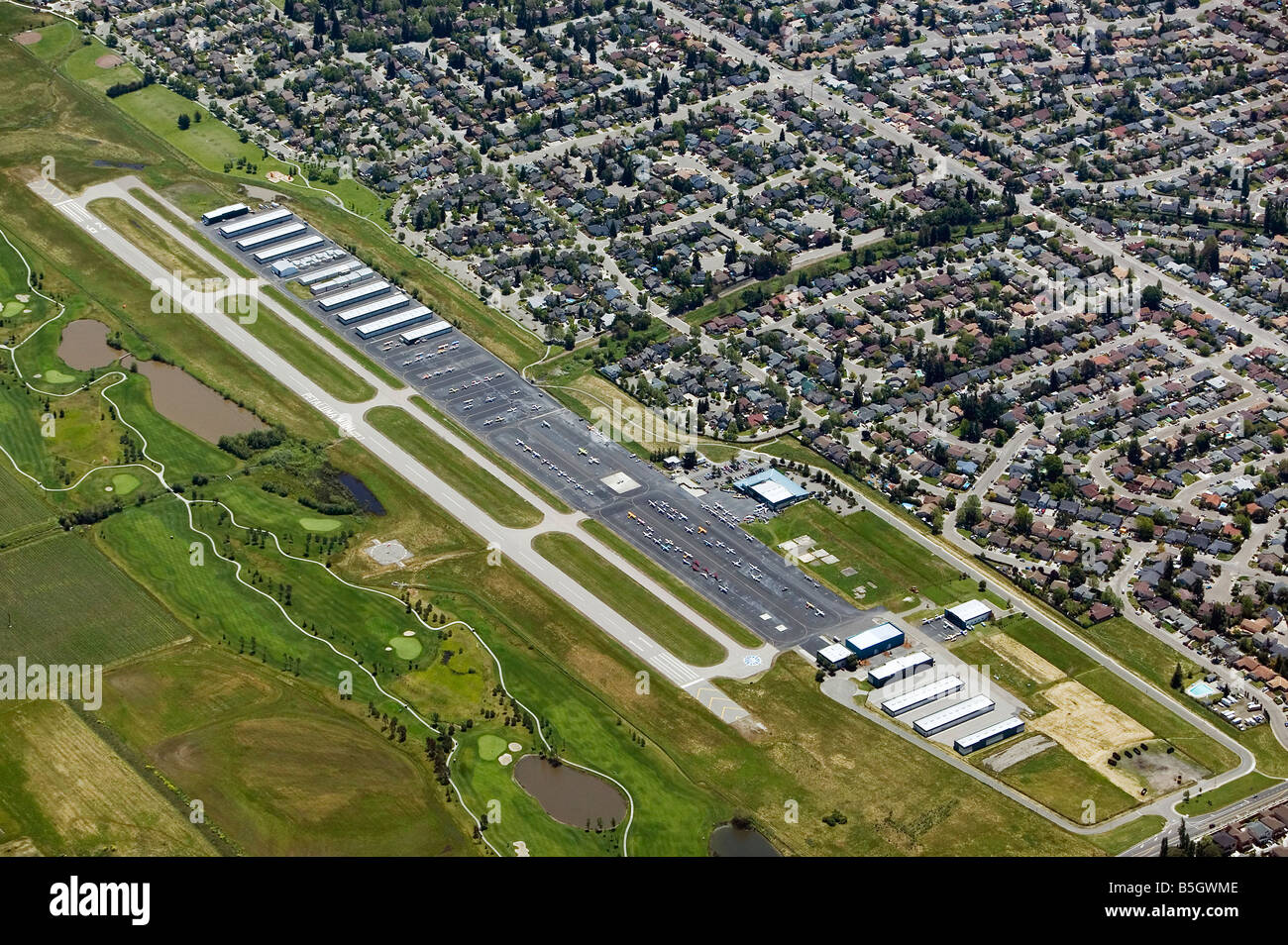 Luftaufnahme über Petaluma municipal Airport (O69) in Sonoma County, California und angrenzenden Wohneigentum und Golfplatz Stockfoto