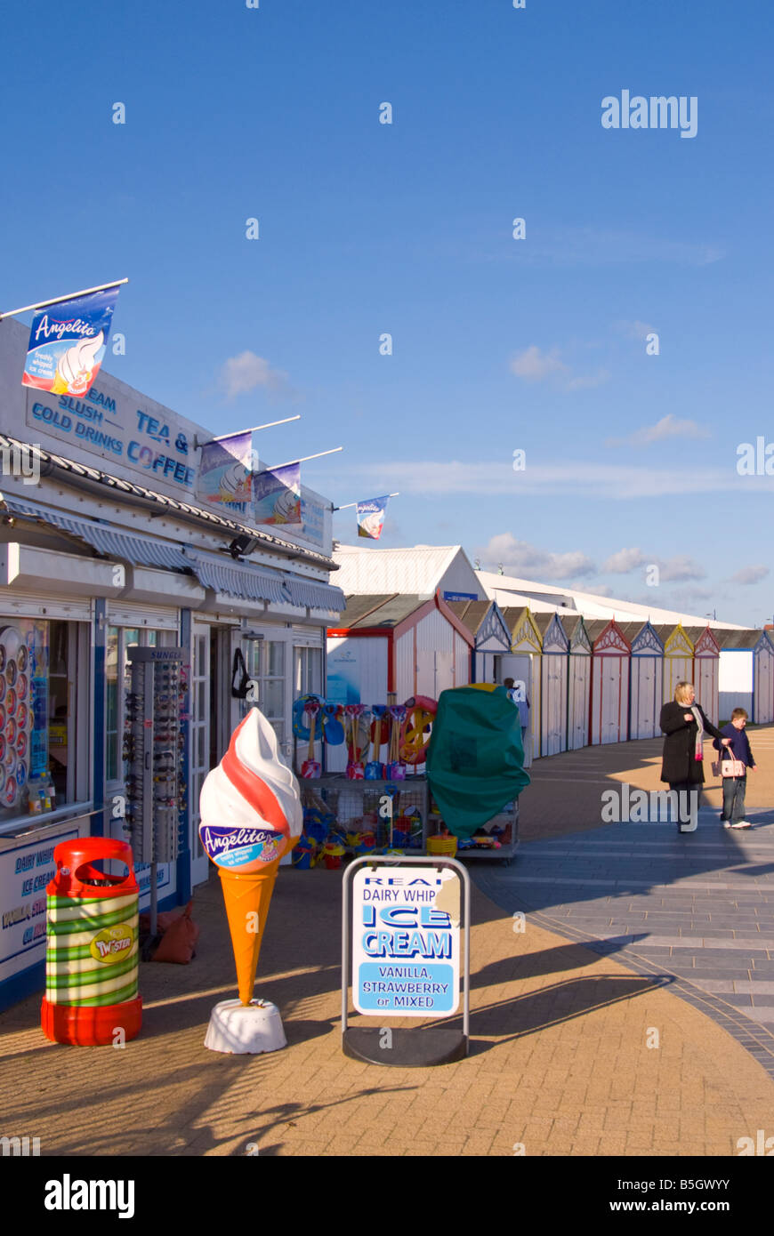 Blick entlang der Strandpromenade promenade in Great Yarmouth Norfolk Uk zeigt eine Café Eis und Tee & Kaffee zu verkaufen Stockfoto