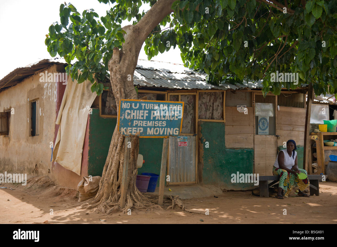 Eine Frau lounges vor des Häuptlings Palast in Abuja, Nigeria. Stockfoto