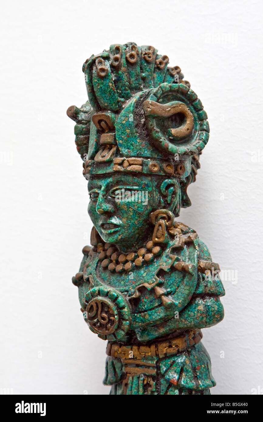 Eine Statue Figur eines geschmückten Maya-Krieger aus Jade Steinen isoliert auf weiss gemacht Stockfoto