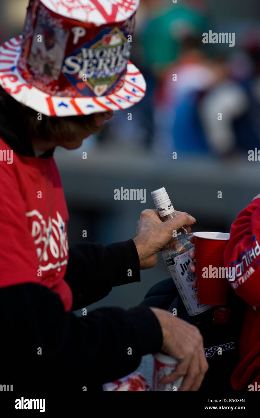 Öffentlichkeit trinken Phillies World Series Siegesparade. Stockfoto