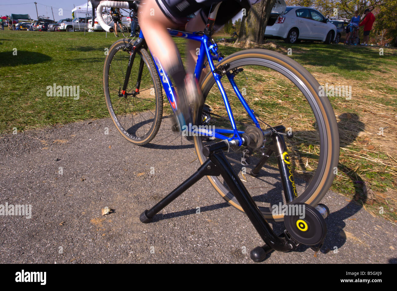 Racer auf einem Fahrrad-Trainer vor dem Start ein Cyclocross Fahrrad Rennen Aufwärmen Stockfoto