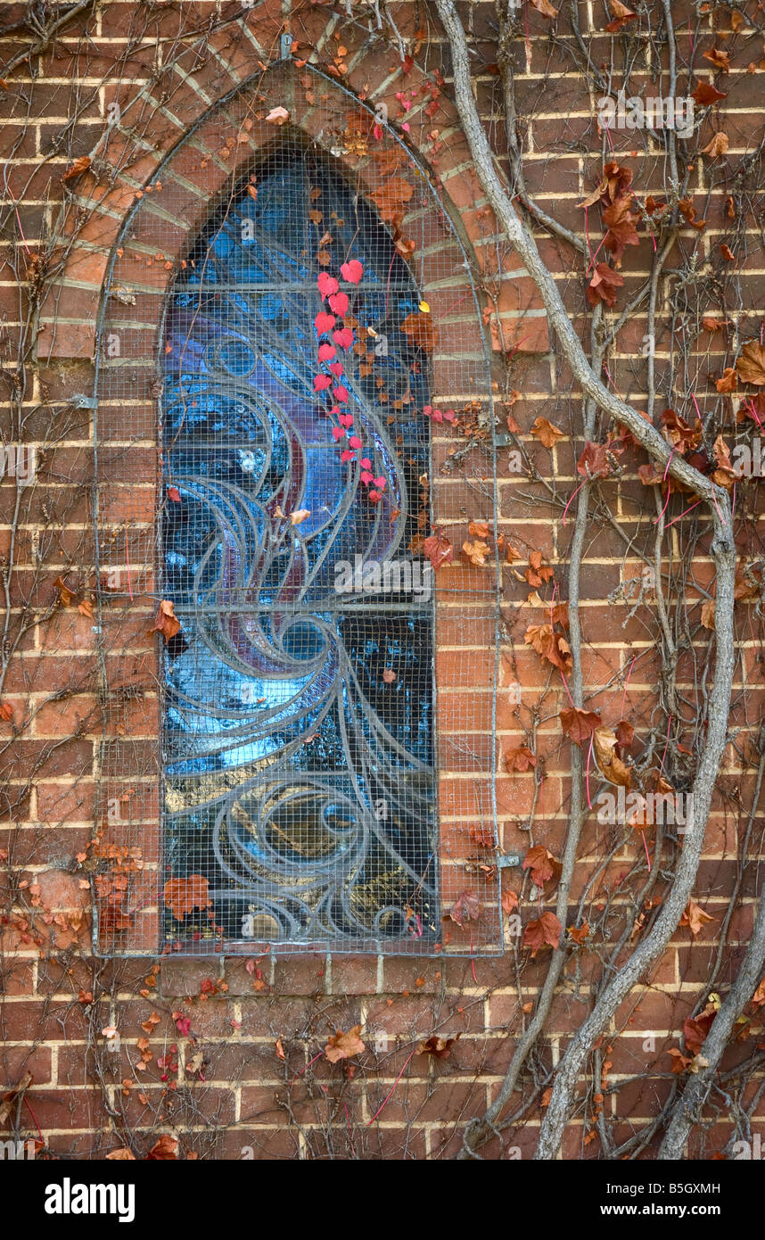 ausgezeichnetes Image der kirchlichen Glasfenster mit letzten Herbst rote Blätter Stockfoto