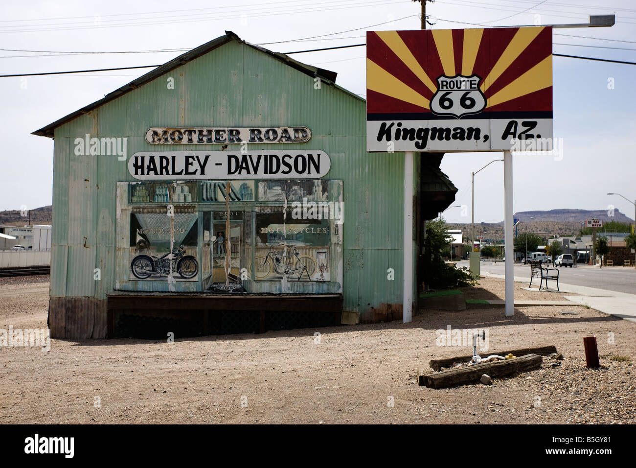 Route 66 durchläuft Kingman AZ. Eines der vielen Zeichen, die diese Tatsache Detaillierung Stockfoto