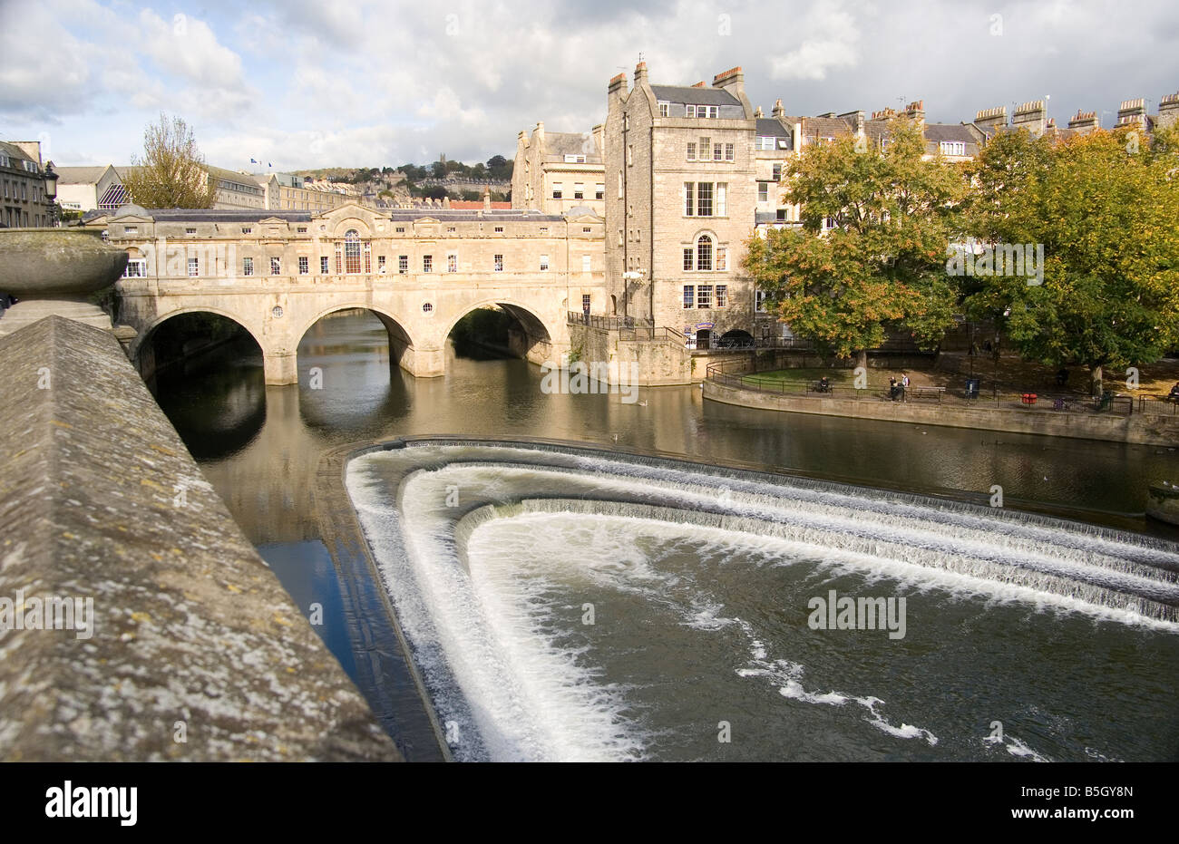 Die historische Pulteney Bridge in Bath, Großbritannien, überspannt den Fluss Avon mit seiner berühmten georgianischen Architektur und malerischen Bögen, ein berühmtes Wahrzeichen großbritanniens Stockfoto