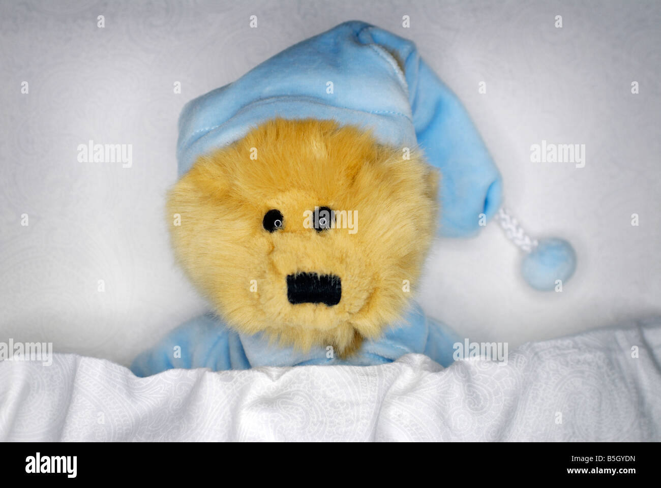 Teddybär im Bett Stockfoto