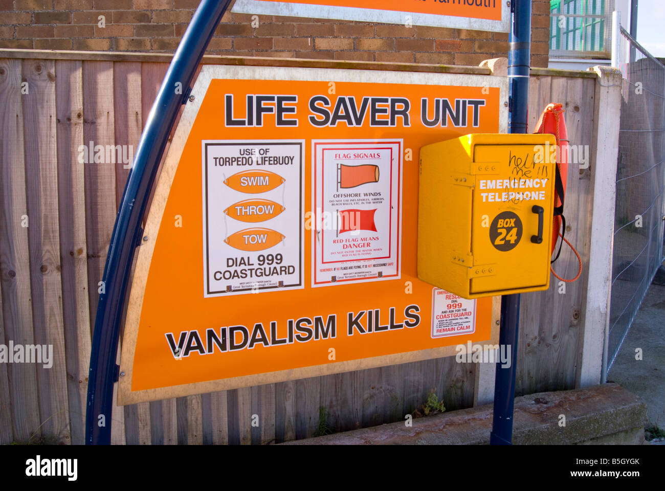 Life-Saver-Referat mit lebensrettenden Einrichtungen und Notruftelefon am Strand und Meer in Great Yarmouth Norfolk Uk Stockfoto