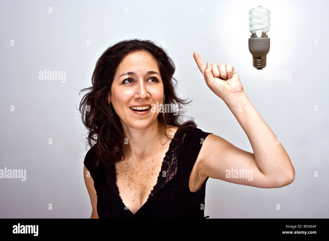Frau, die eine brillante umweltfreundliche Idee Stockfoto