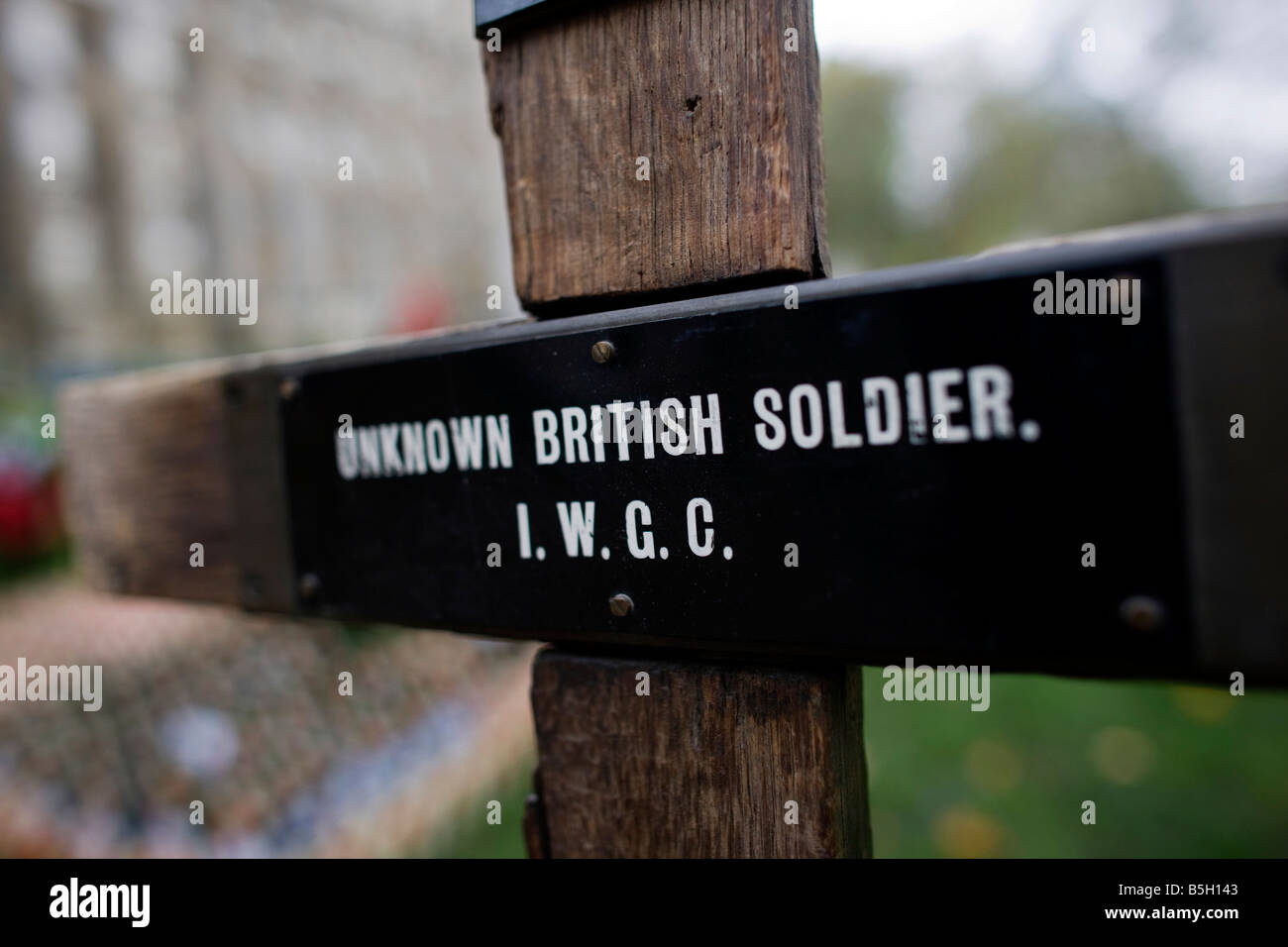 Das ursprüngliche Kreuz aus dem Grab des unbekannten britischen Soldaten aus dem WW1 auf dem Display auf dem Feld des Gedenkens auf dem Gelände Stockfoto