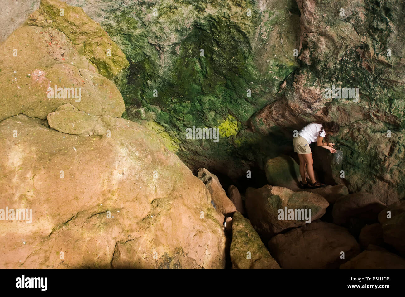 Biologe sammeln Algen Proben in einer marine Höhle, Foca, Türkei Stockfoto