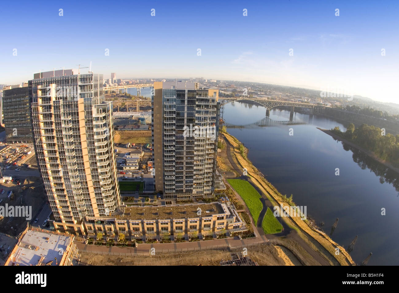 Bau einer Hochhaus-Wohn-Eigentumswohnung Gebäude in Portland, Oregon. Stockfoto