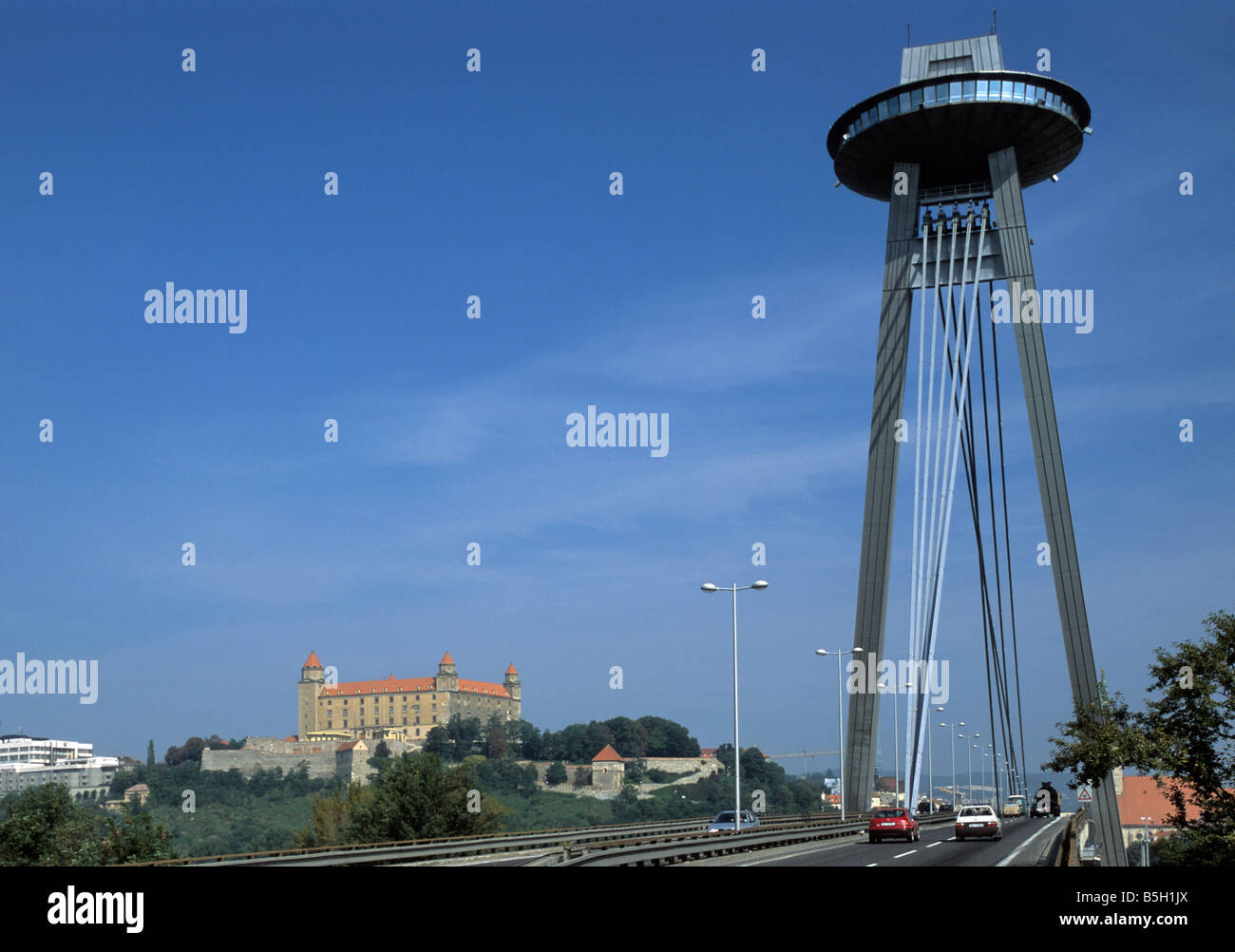 Die Burg von Bratislava über Danube Sitz der Regierung der Slowakei von New Bridge gesehen Stockfoto