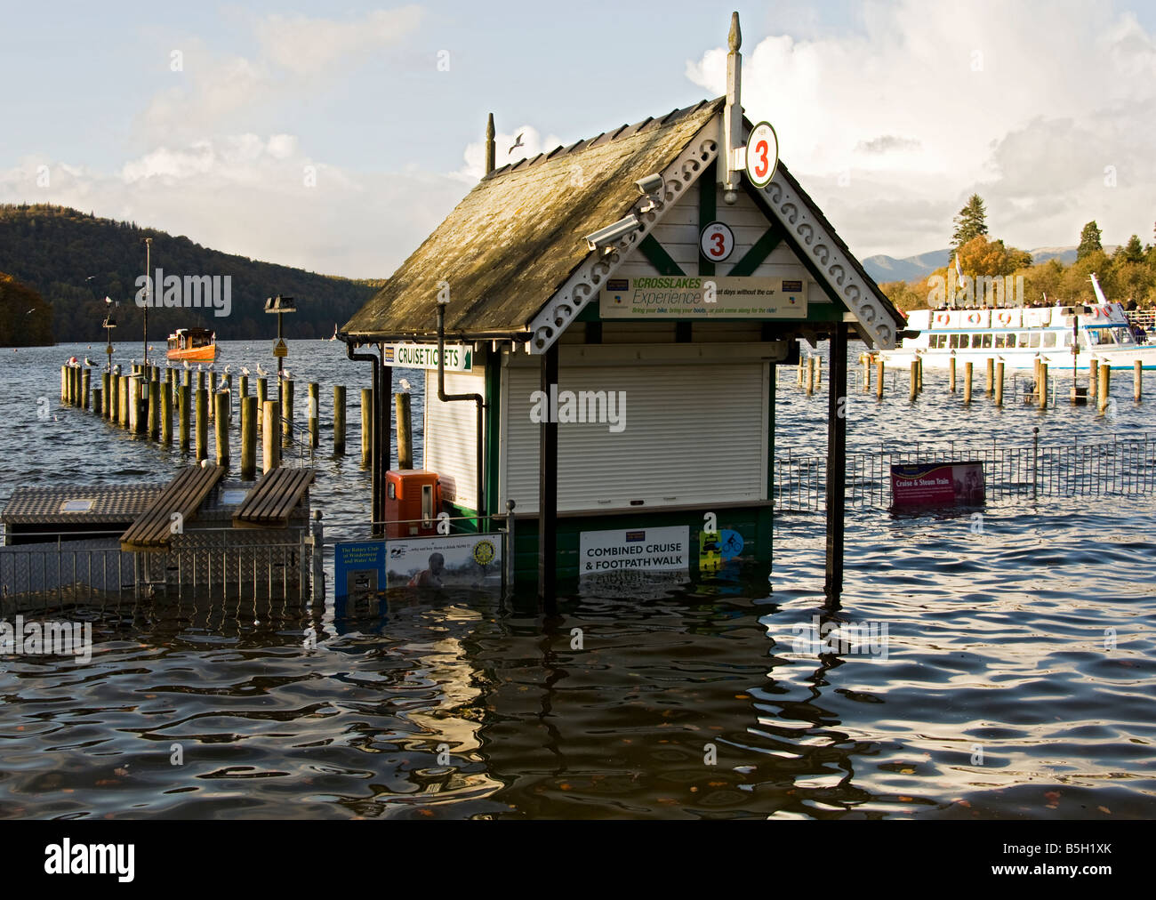 Kiosk am Steg in Windermere Lake in Cumbria, England, UK. Stockfoto