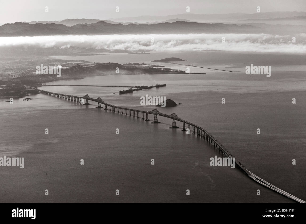 Luftaufnahme über Richmond-San Rafael Brücke California Stockfoto