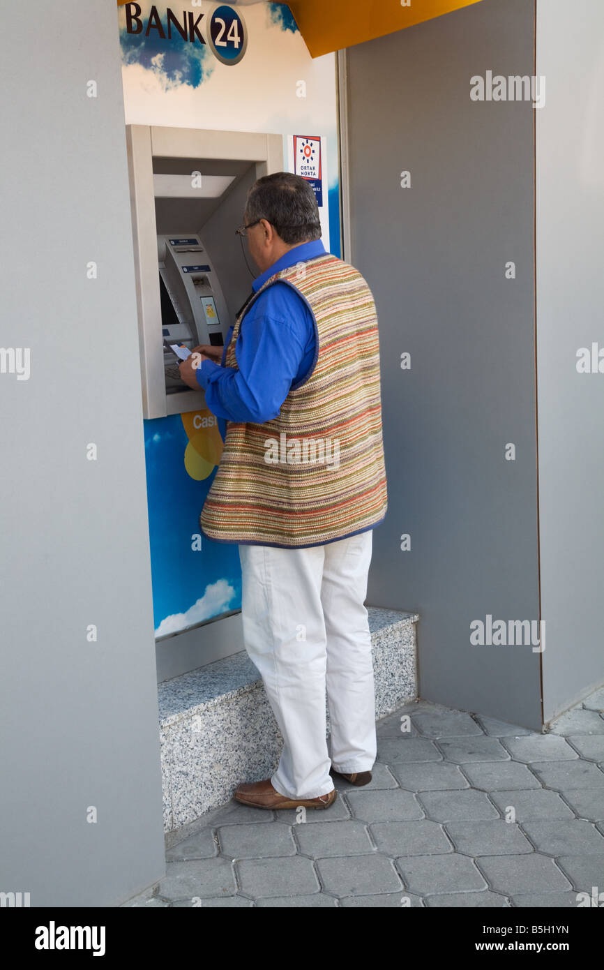 Geld abziehen von a Fotos und Bildmaterial in hoher Auflösung Alamy