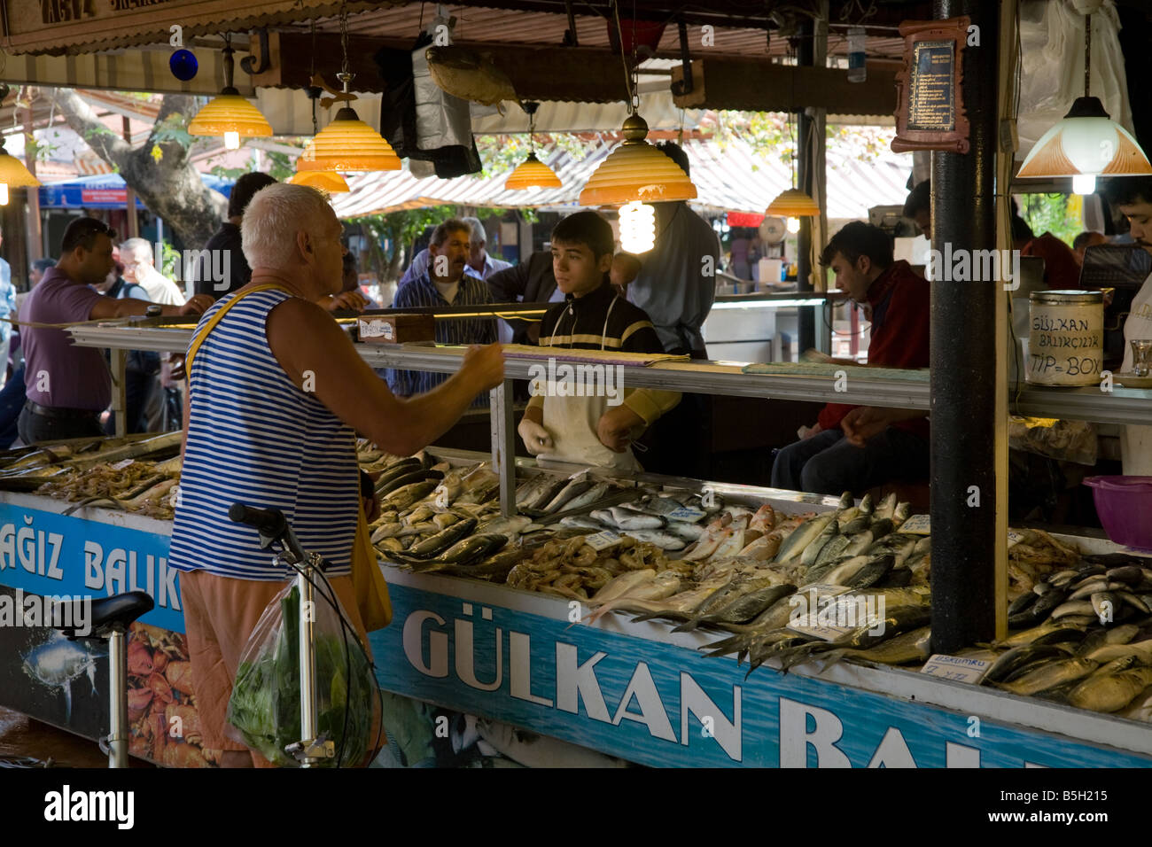 Kunden kaufen frischen Fisch in einem türkischen Markt Fischtheke in Fethiye Türkei. Stockfoto
