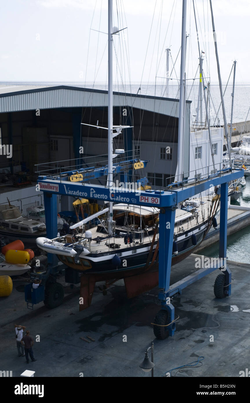 dh Marina große Hebekran PUERTO CALERO LANZAROTE Dryingdocking Ozean Going Yacht Boot Trockendock Hebegerät Stockfoto