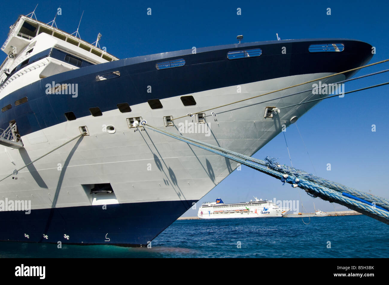 Das Kreuzfahrtschiff Celebrity Galaxy, ursprünglich MV Galaxy docks im Hafen von Rhodos Griechenland. Stockfoto