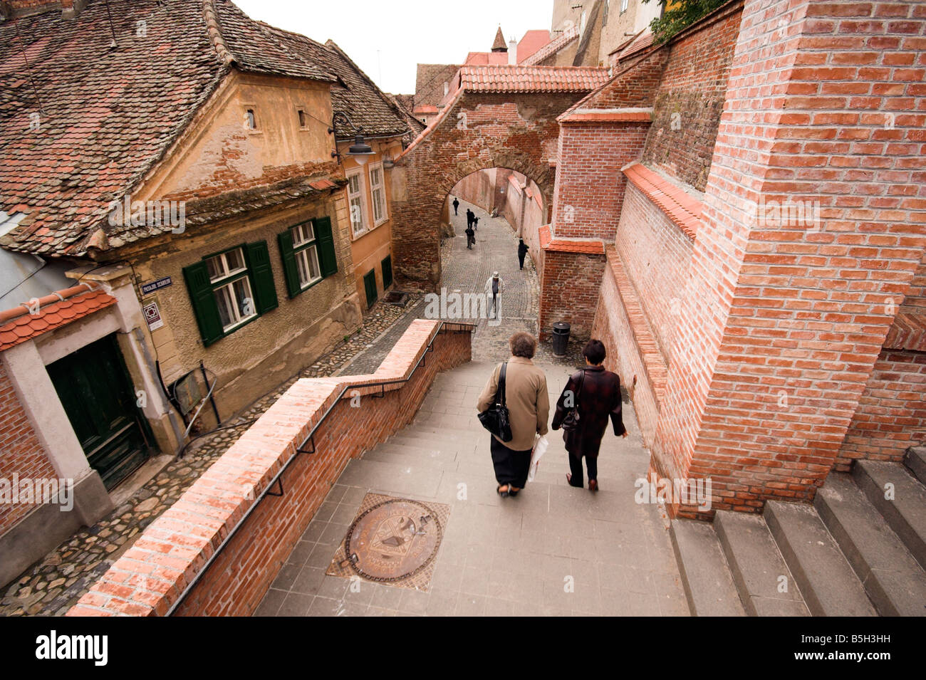 Frauen gehen über Stufen, Durchgang von der Treppe, Sibiu, Siebenbürgen, Rumänien Stockfoto