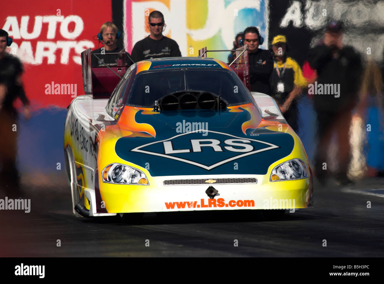 Das "LRS" NHRA lustige Auto von Tim Wilkerson beschleunigt auf die Linie am Firebird Int ' l. Raceway, Phoenix, Arizona, USA Stockfoto