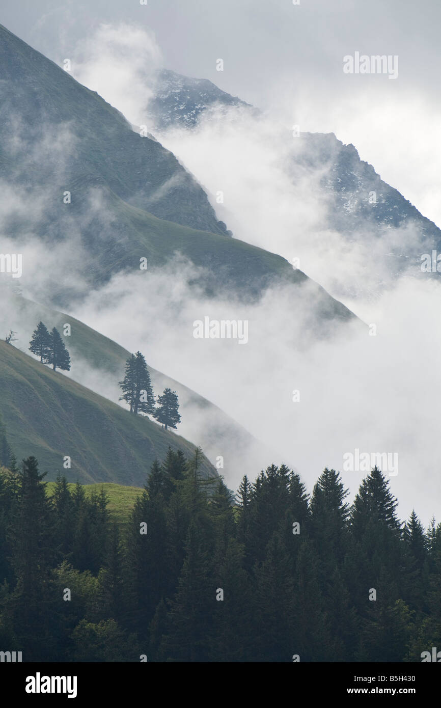 Berg in Wolken Stockfoto