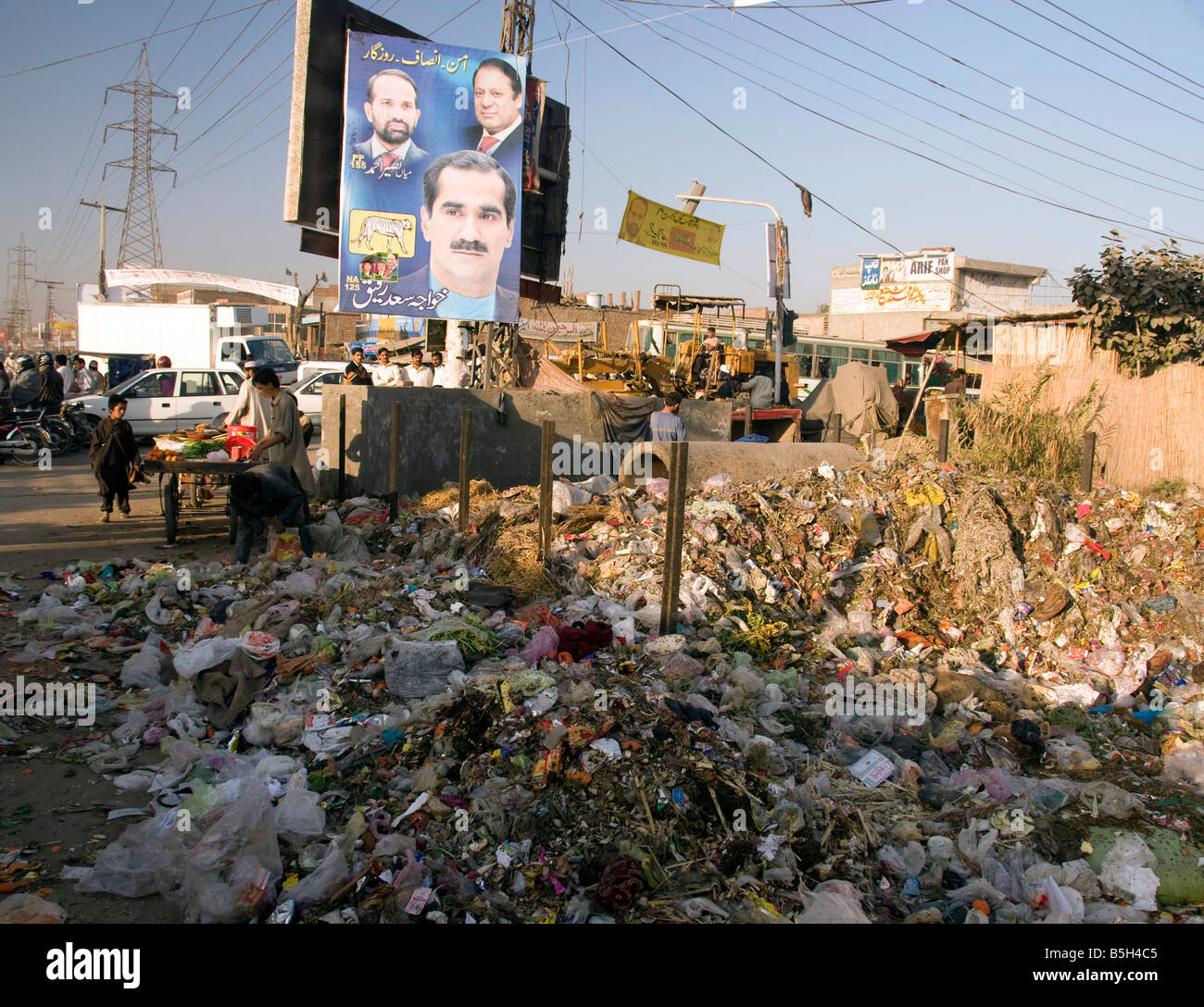 Straße Müll unter Wahl Plakat A heller Zukunft Lahore Pakistan Stockfoto