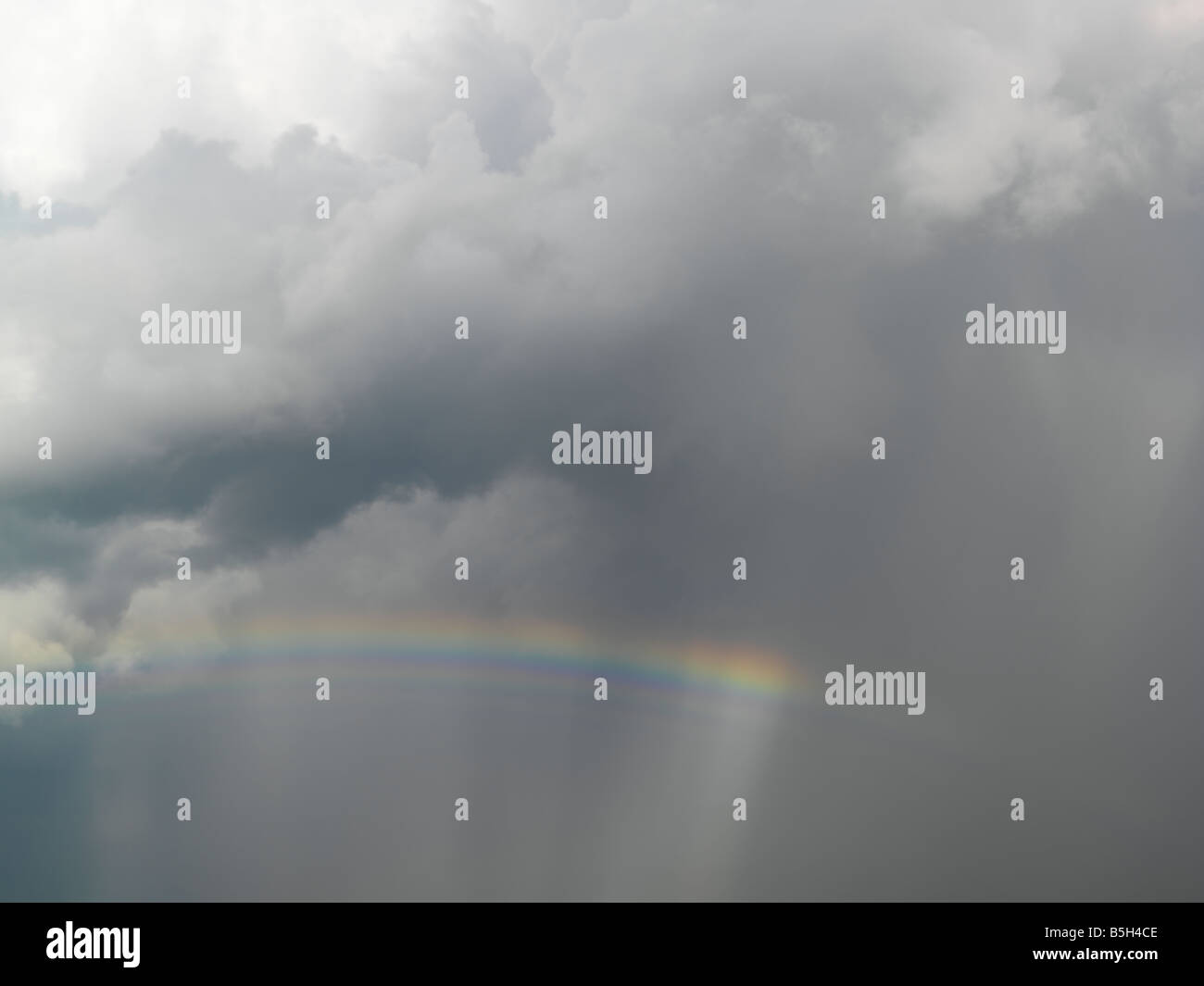 Regenbogen und stürmischen Wolken Stockfoto