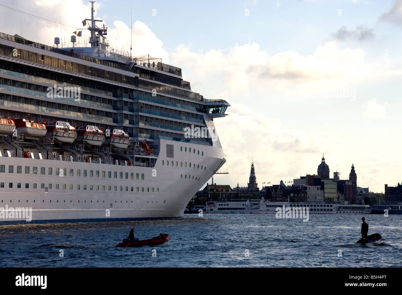 Riesige Kreuzfahrtschiff, Amsterdam Stockfoto
