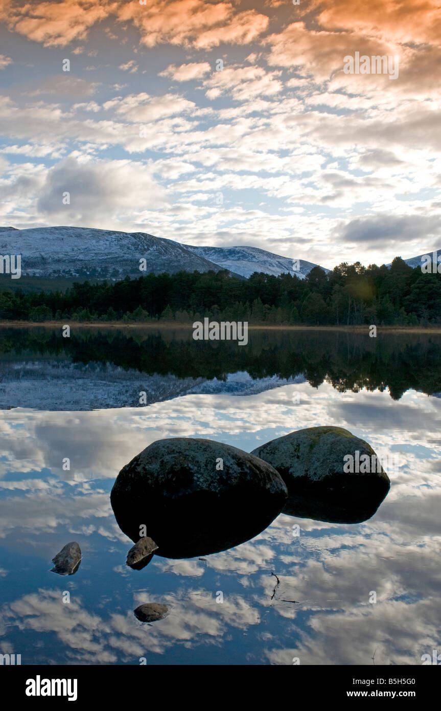 Loch Morlich und die Cairngorm Mountains Glenmore Strathspey Inverness-Shire Highland Region Schottland UK SCO 1140 Stockfoto