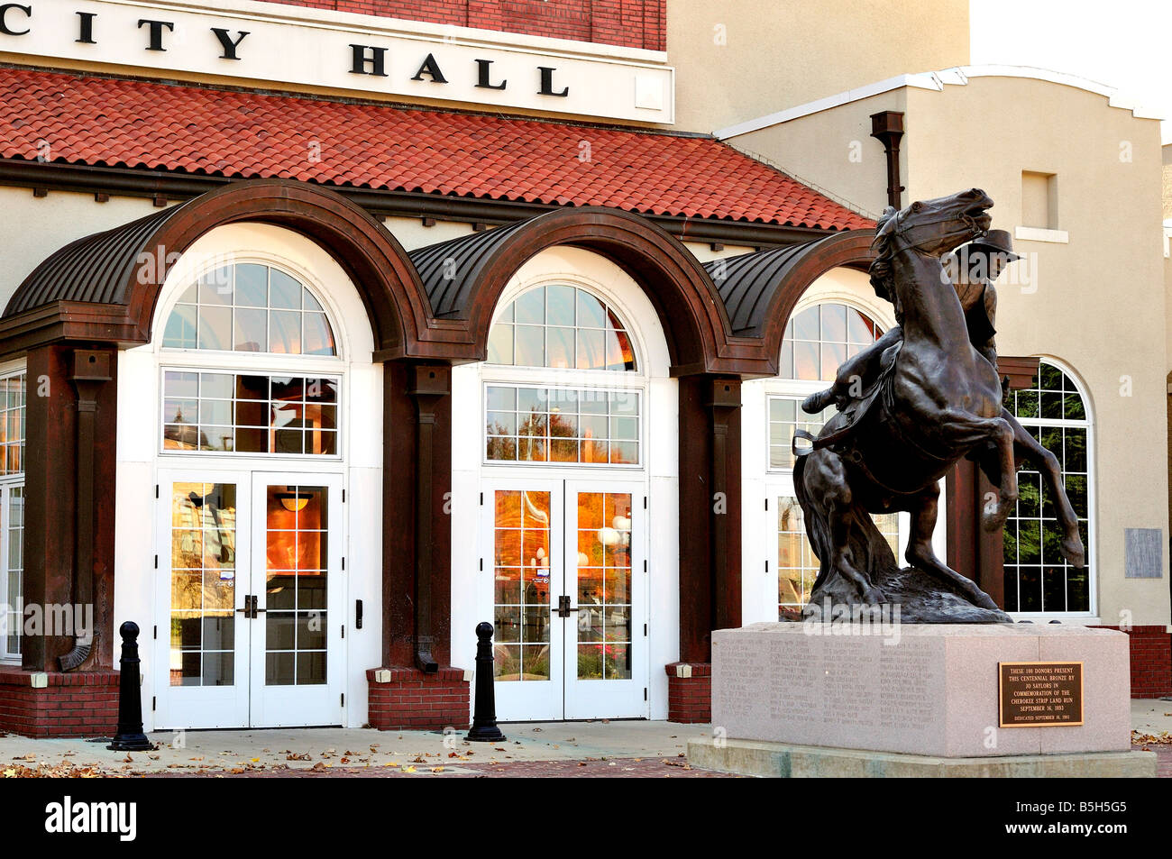 Ponca City Rathaus mit der Centennial Denkmal einer Land laufen Siedler, in Ponca City, Oklahoma, USA. Stockfoto