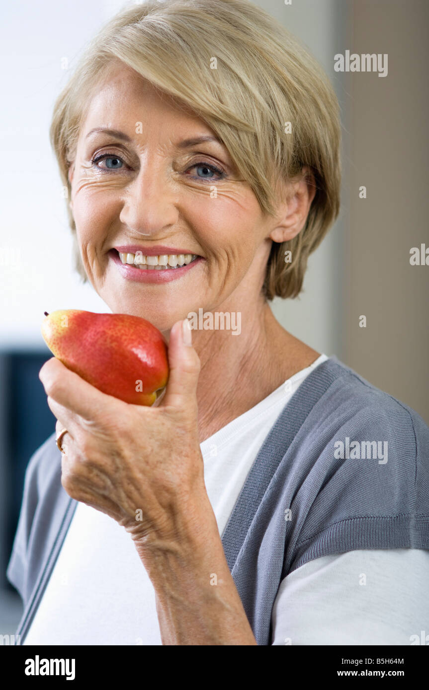 Ältere Frau mit einer Birne Stockfoto